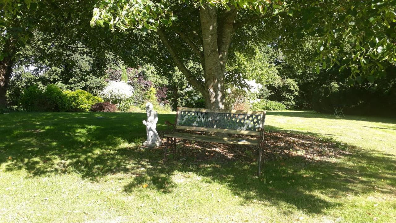 Les Berges De La Planchette Bed & Breakfast Yvignac-la-Tour Екстериор снимка