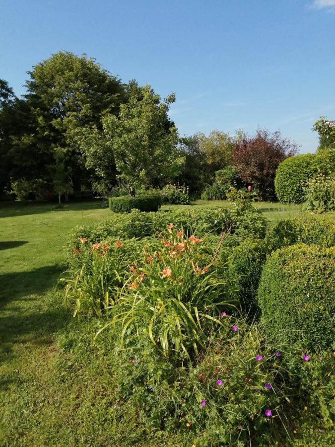 Les Berges De La Planchette Bed & Breakfast Yvignac-la-Tour Екстериор снимка